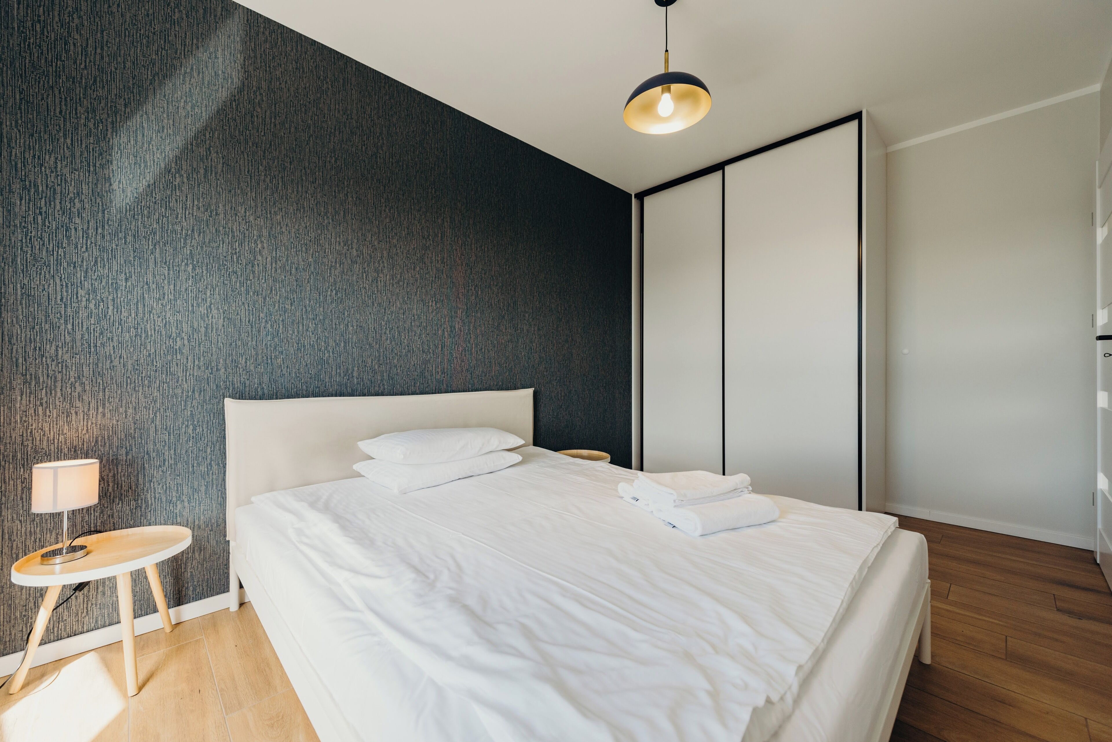 Espacio para trabajar con laptop y wifi gratis 