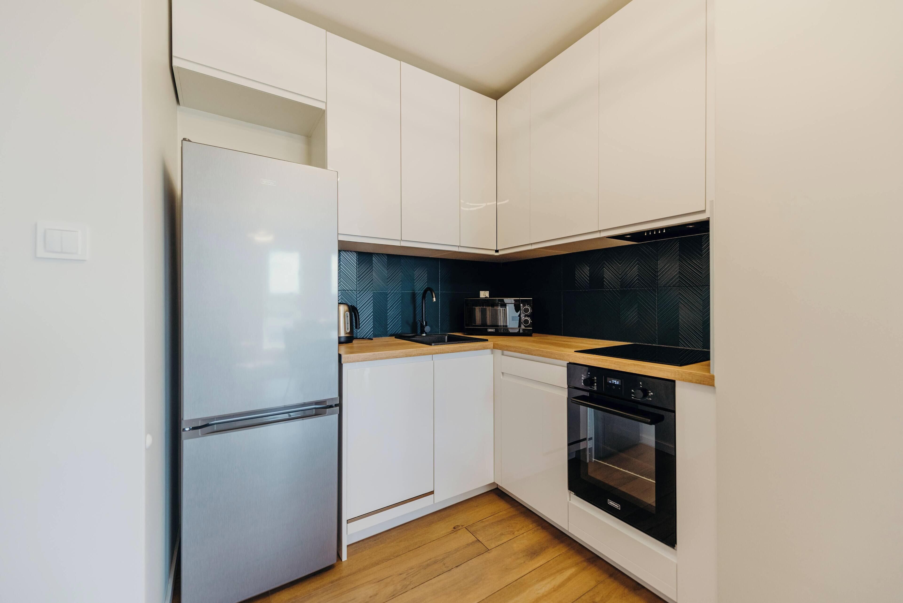 Lemari es besar, microwave, oven, dan kompor