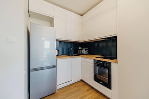 Full-size fridge, microwave, oven, stovetop - Apartamenty Dominikańska (Rzeszów)