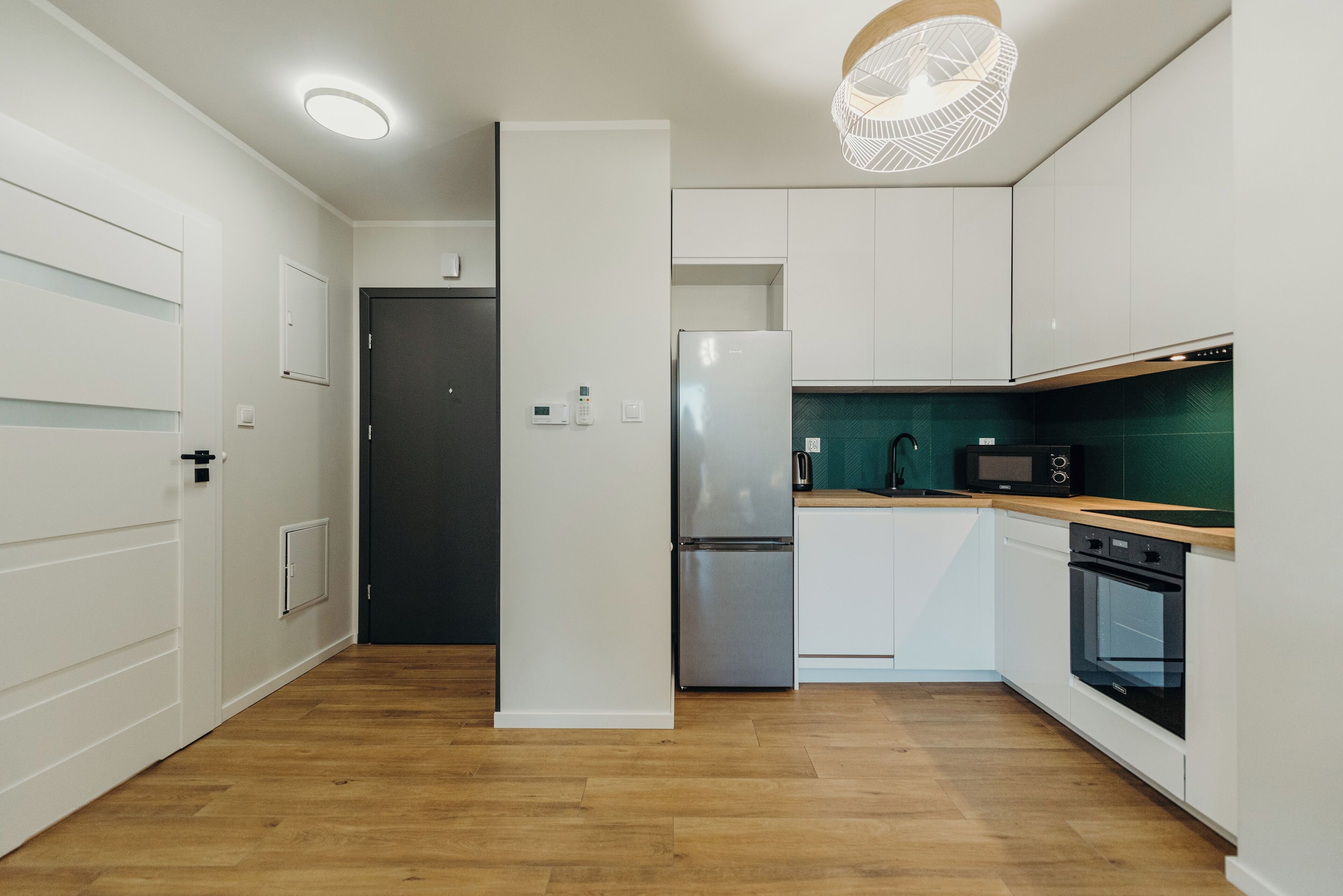 Full-sized fridge, microwave, oven, stovetop