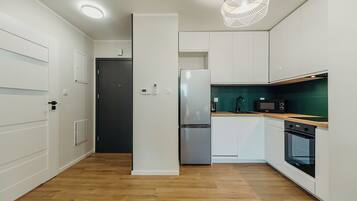 Full-size fridge, microwave, oven, stovetop