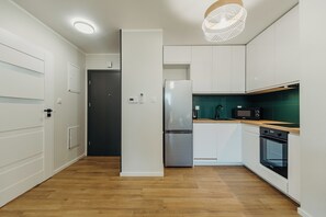 Full-size fridge, microwave, oven, stovetop