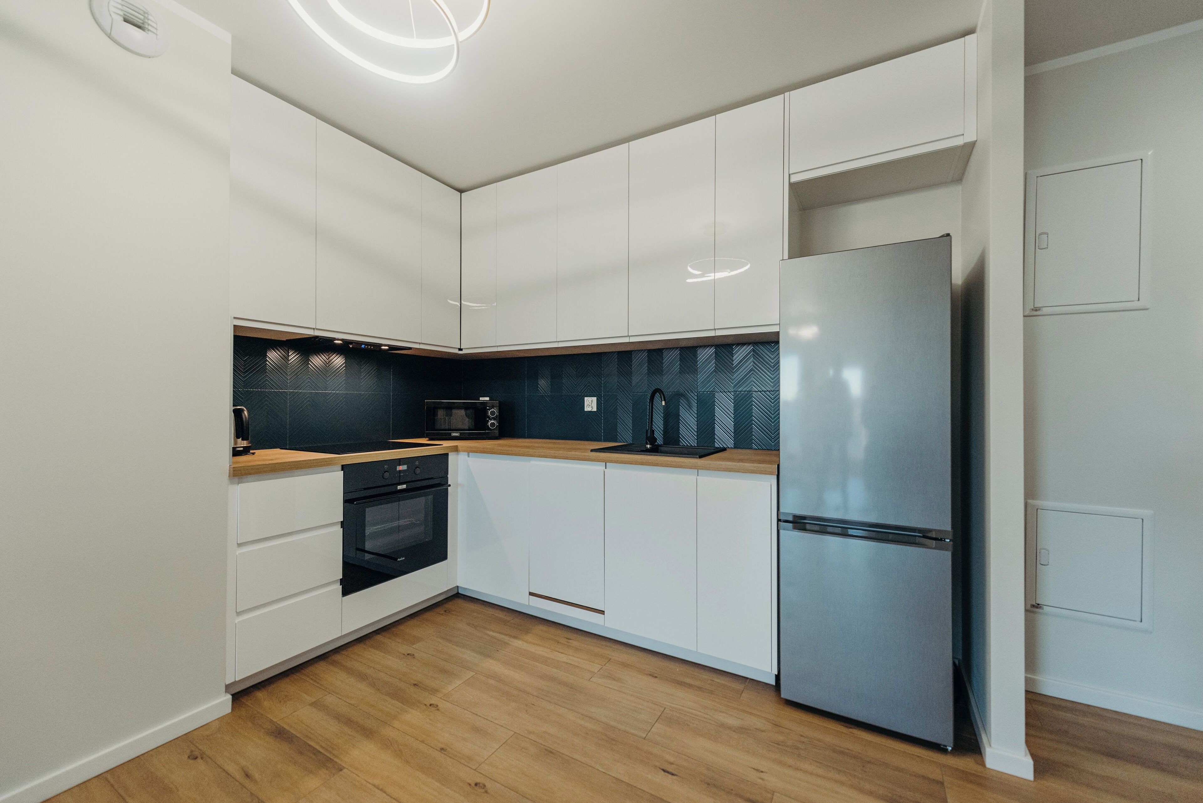 Full-size fridge, microwave, oven, stovetop