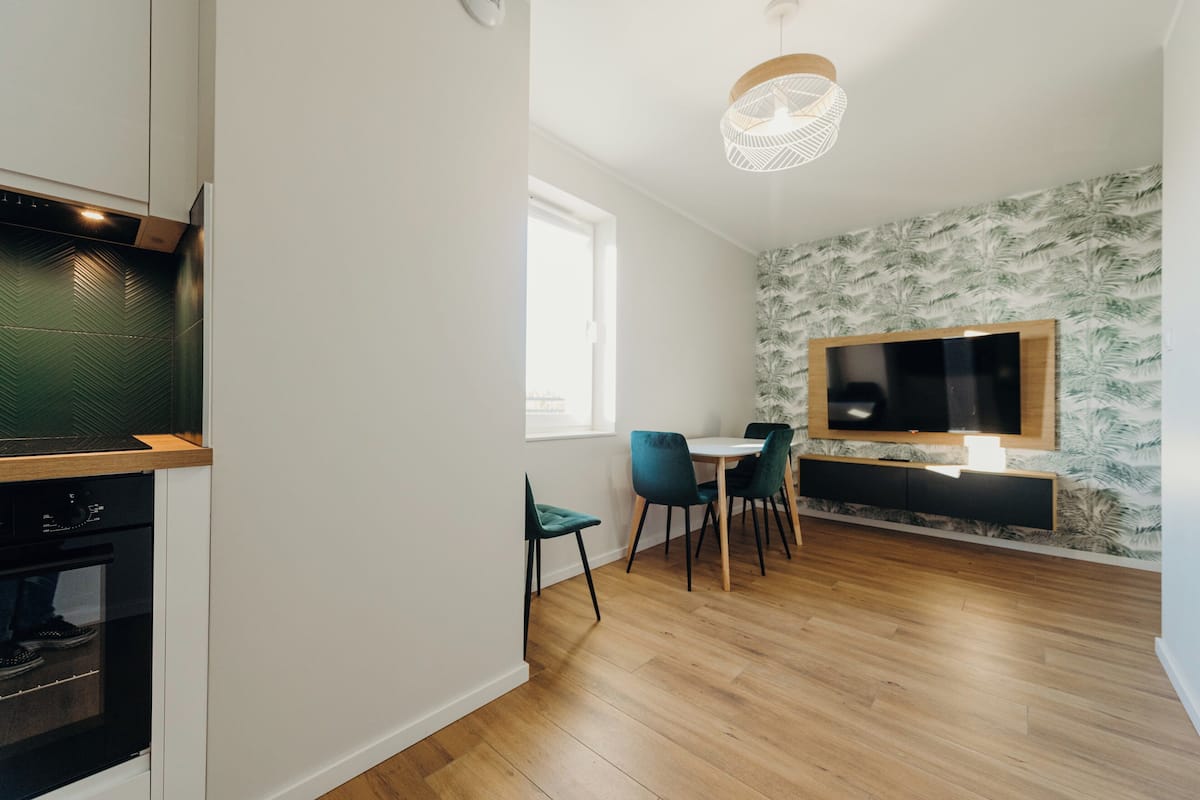 Full-size fridge, microwave, oven, stovetop