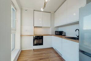 Full-size fridge, microwave, oven, stovetop - Apartamenty Dominikańska (Rzeszów)