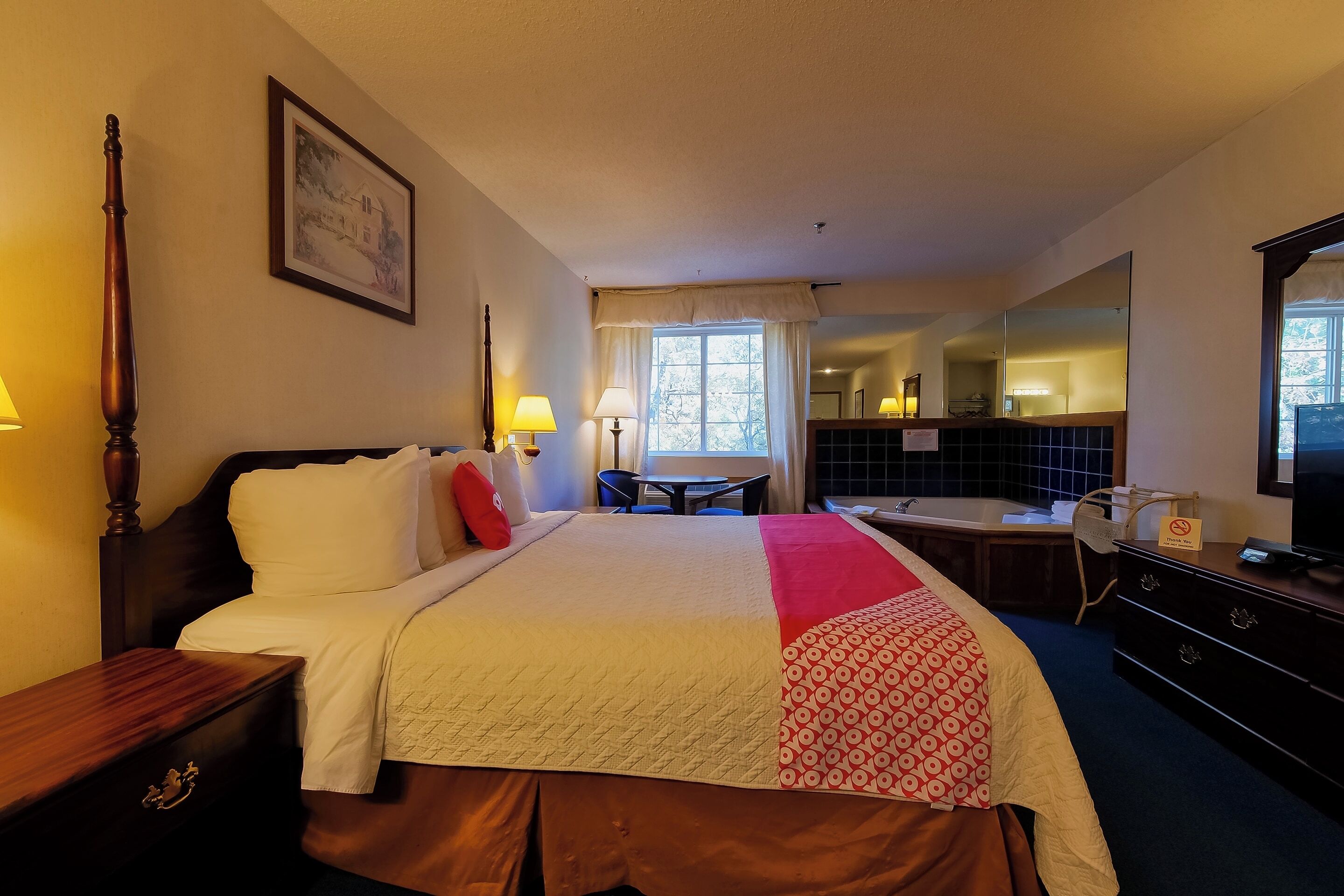 Enjoy Soothing Jetted Tub In Spacious Room Near Eureka Springs Sights - Eureka Springs, AR
