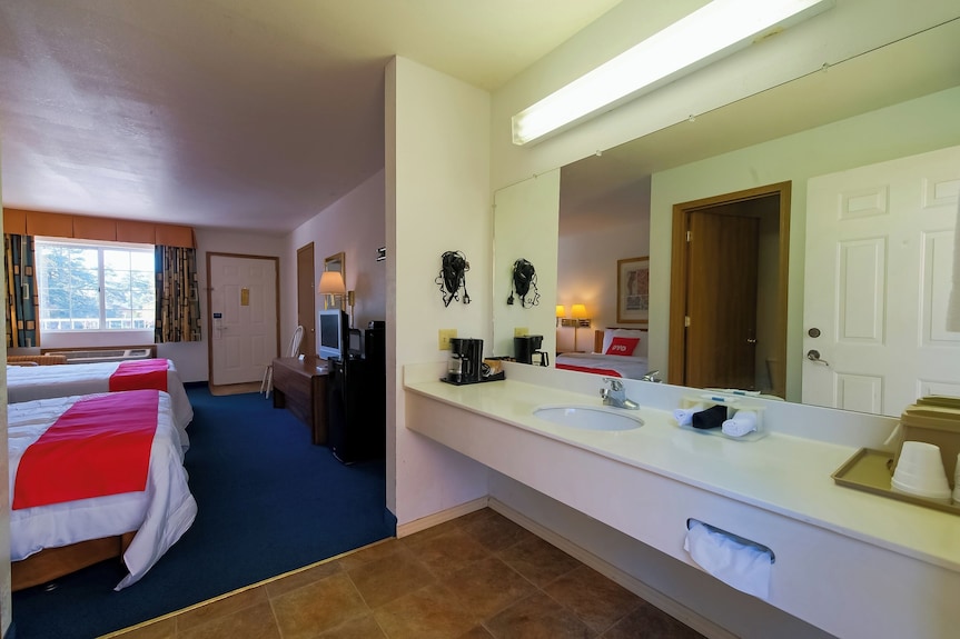 Relaxation Awaits In King Bed Room Near Eureka Springs' Scenic Locations - Eureka Springs, AR