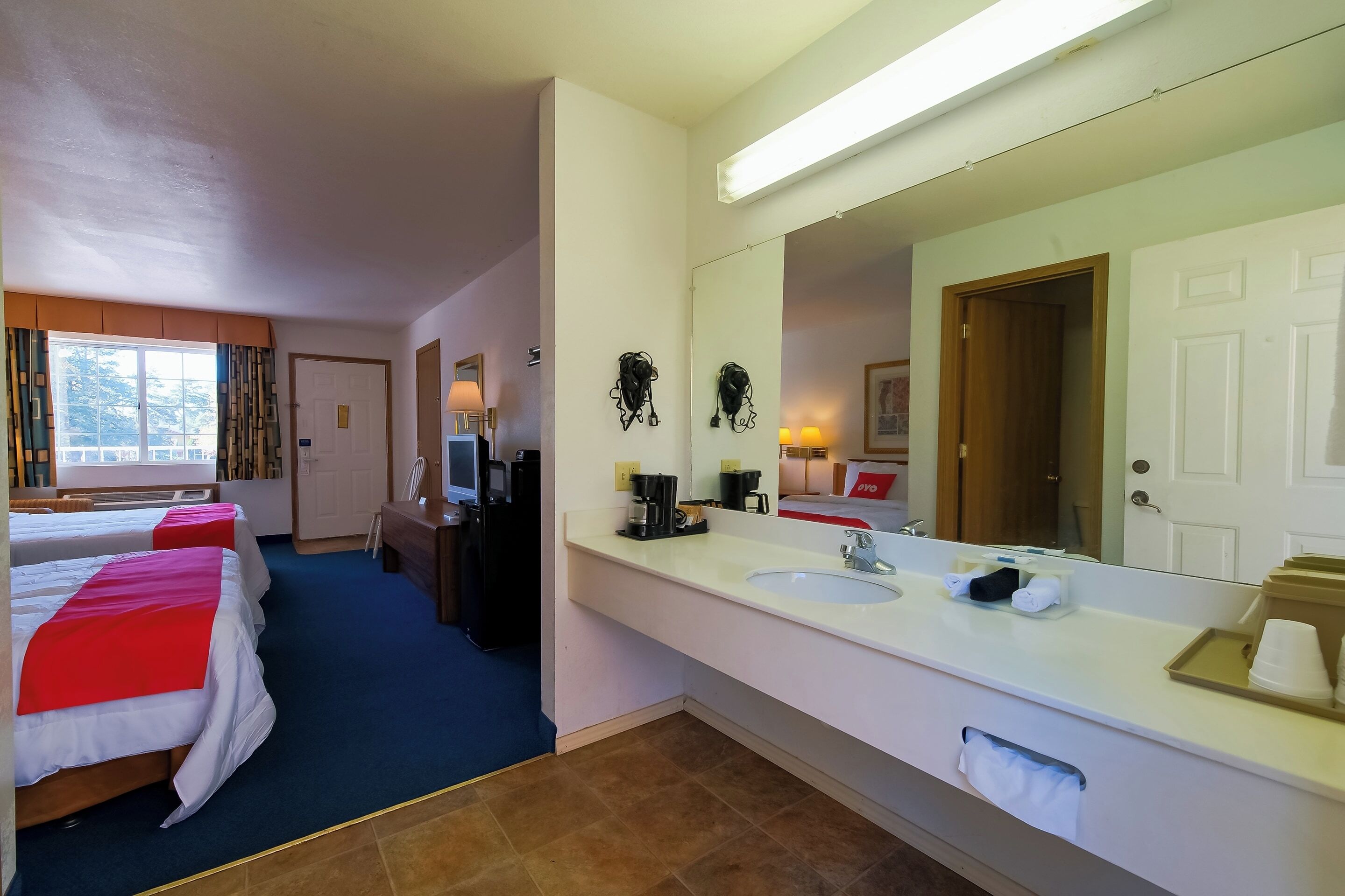 Views & Value! Premium 2 Queens + Balcony For Your Group. - Eureka Springs, AR