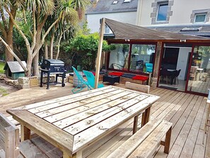 Outdoor dining - Baradoz Gwern Family Home in Central Plouescat with Private Garden (plouescat)