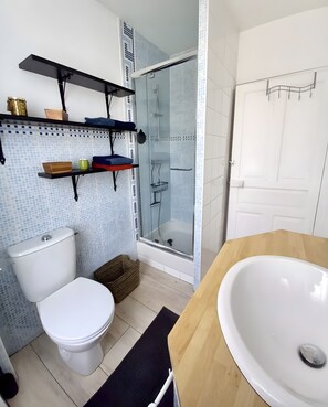 Shower, hair dryer, towels - Baradoz Gwern Family Home in Central Plouescat with Private Garden (plouescat)