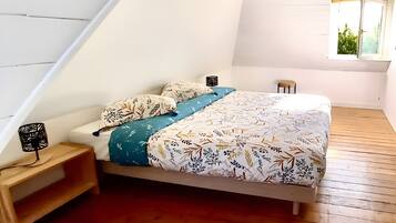 4 bedrooms, iron/ironing board, WiFi, bed sheets