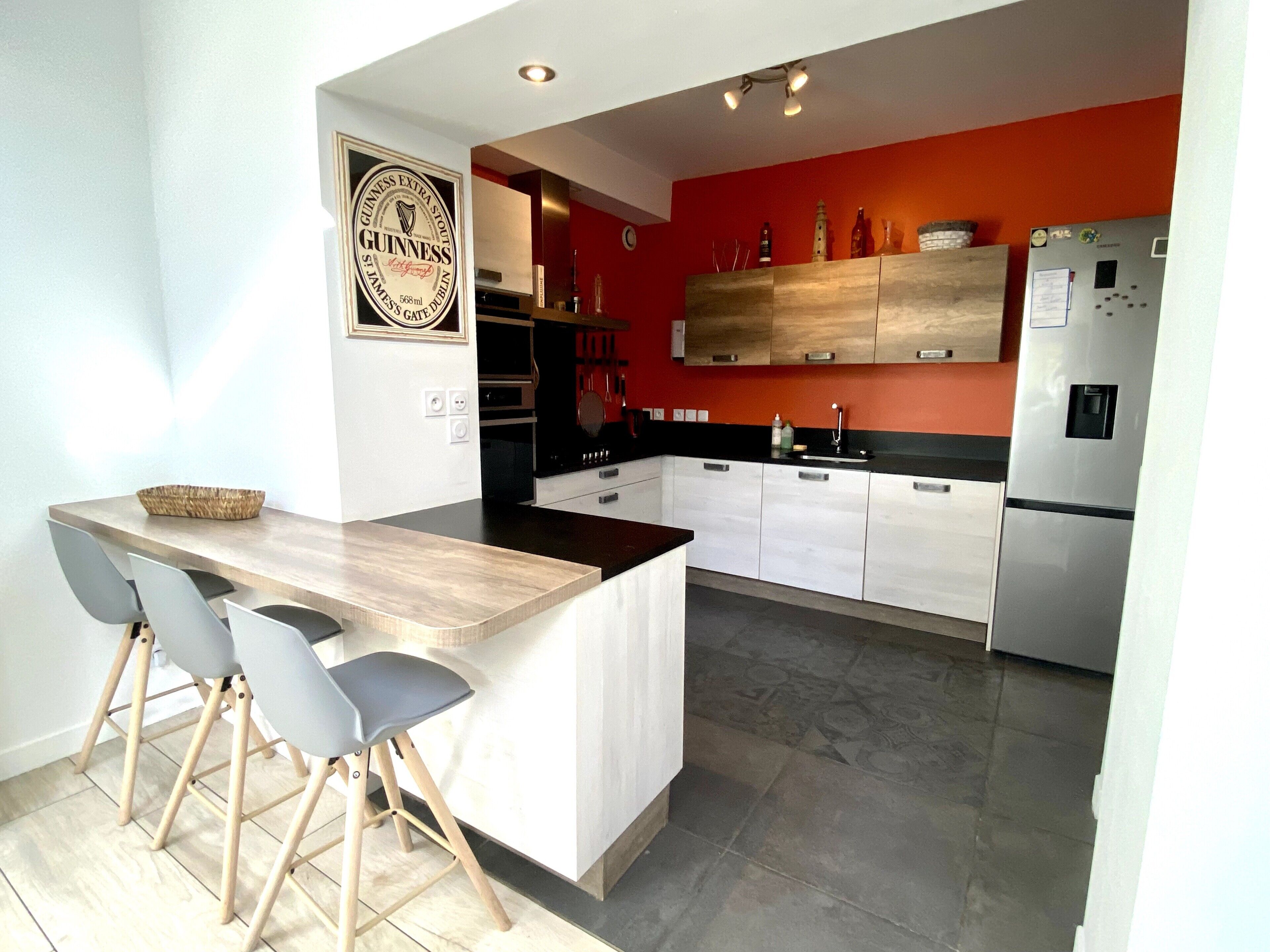 Réfrigérateur, micro-ondes, four, plaque de cuisson