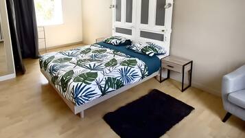 4 bedrooms, iron/ironing board, WiFi, bed sheets