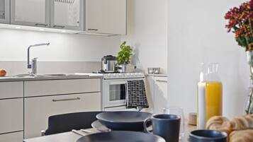 Frigorifero, microonde, forno, piano cottura