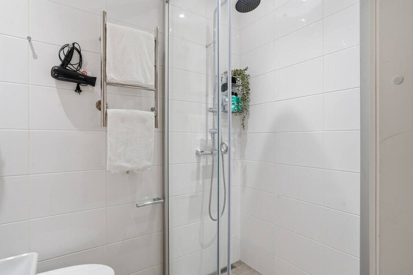 Amenidades de baño gratuitas, secadora de cabello, toallas, jabón 
