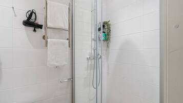 Amenidades de baño gratuitas, secadora de cabello, toallas, jabón