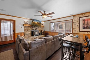 Interior - Chalet Brewski - Jet Tub, Apple TV, Large Fully Fenced yard, Pet Friendly (Big Bear City)