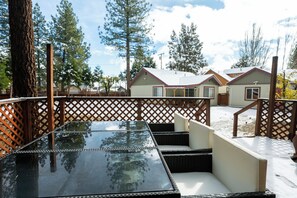 Outdoor dining - Chalet Brewski - Jet Tub, Apple TV, Large Fully Fenced yard, Pet Friendly (Big Bear City)