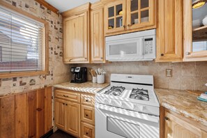 Fridge, microwave, oven, stovetop - Chalet Brewski - Jet Tub, Apple TV, Large Fully Fenced yard, Pet Friendly (Big Bear City)