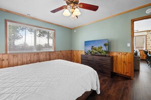Free WiFi, bed sheets - Chalet Brewski - Jet Tub, Apple TV, Large Fully Fenced yard, Pet Friendly (Big Bear City)