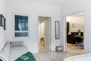 Skrivbord, strykjärn/strykbräda, wi-fi och sängkläder