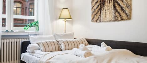 Työpöytä, silitysrauta/-lauta, Wi-Fi, vuodevaatteet