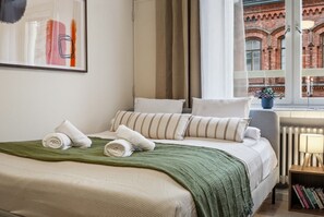 办公桌、熨斗/熨衣板、WiFi、床单