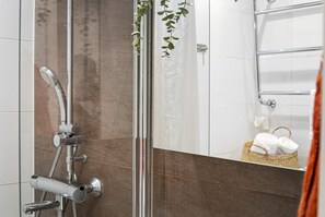 Articles de toilette gratuits, sèche-cheveux, serviettes fournies
