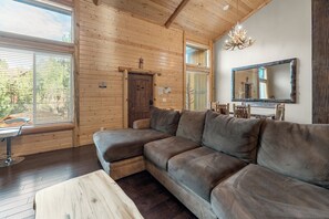 Smart TV, fireplace, table football - Bear State of Mind - Close to Ski Slopes, Hot Tub, Foosball, Fireplace, Deck, BBQ (Big Bear City)