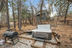 Terrace/patio - Bear State of Mind - Close to Ski Slopes, Hot Tub, Foosball, Fireplace, Deck, BBQ (Big Bear City)