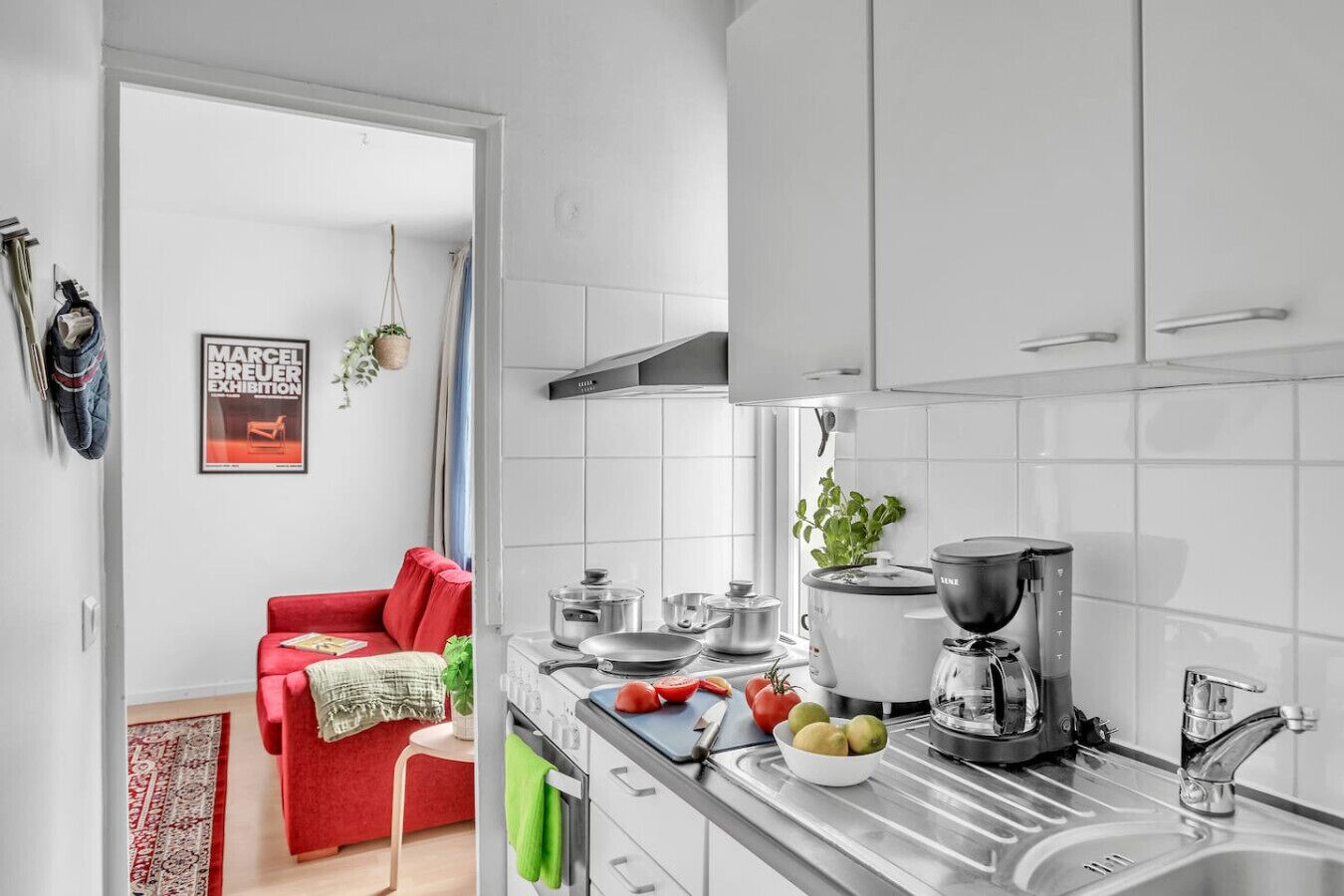 Kühlschrank, Ofen, Herdplatte, Wasserkocher mit Kaffee-/Teezubehör