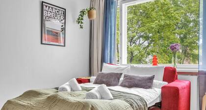 Light-Filled Gem | Bathtub | 200m tram/bus | Wi-Fi