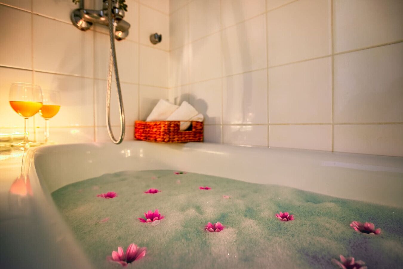 Hiustenkuivaaja, pyyhkeet, saippua, sampoo