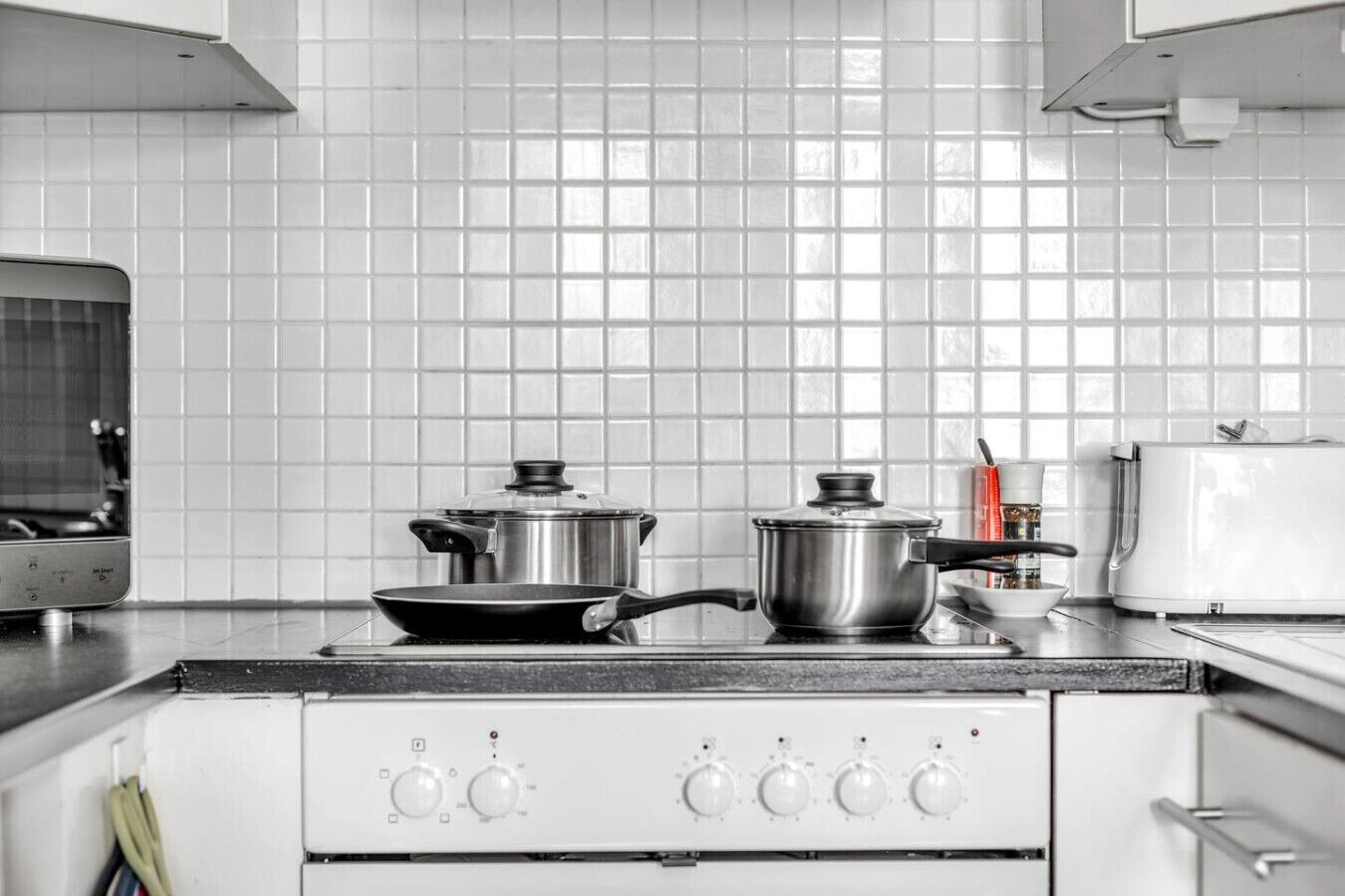 Jääkaappi, mikroaaltouuni, uuni, liesi