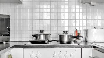 Jääkaappi, mikroaaltouuni, uuni, liesi