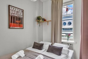 1 habitación, tabla de planchar con plancha, wifi gratis y ropa de cama