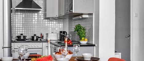 Jääkaappi, mikroaaltouuni, uuni, liesi