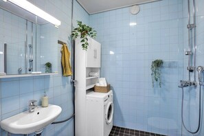 Hiustenkuivaaja, pyyhkeet, saippua, sampoo