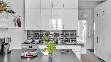 Jääkaappi, mikroaaltouuni, uuni, liesi