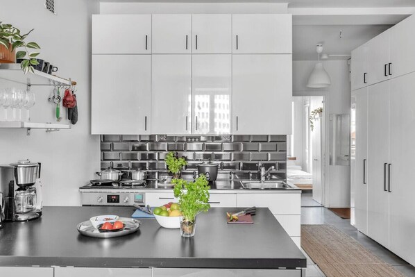 ثلاجة، ميكروويف، فرن، موقد طهي مسطح