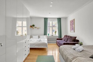 2 bedrooms, desk, iron/ironing board, travel cot - The Best Area w Free Parking Garage, 200m tram/bus (Helsinki)