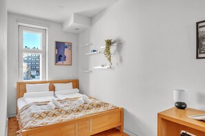 2 bedrooms, desk, iron/ironing board, travel cot - The Best Area w Free Parking Garage, 200m tram/bus (Helsinki)