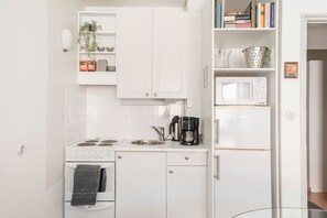 ثلاجة، ميكروويف، فرن، موقد طهي مسطح