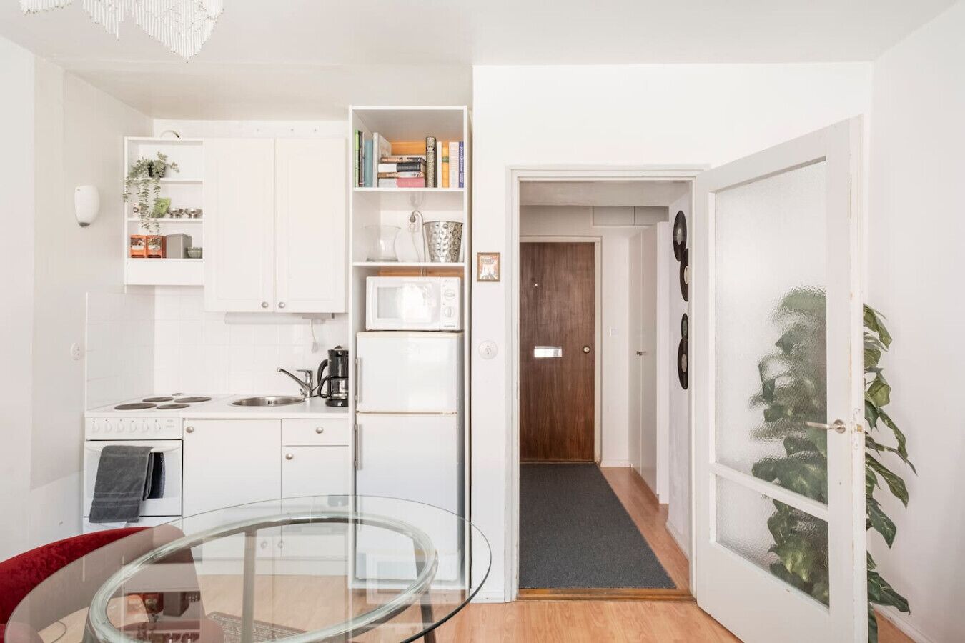 Jääkaappi, mikroaaltouuni, uuni, liesi