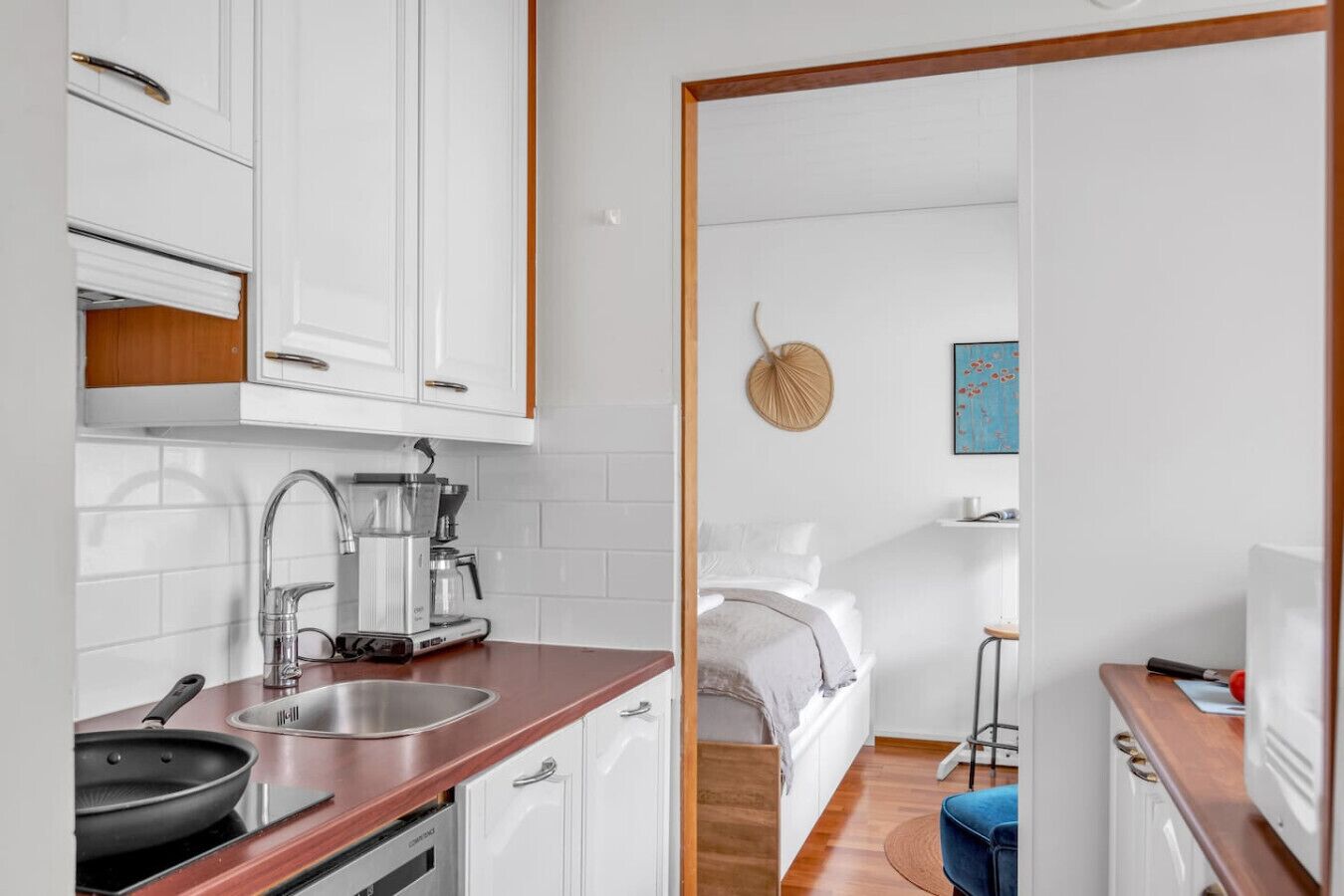 Jääkaappi, mikroaaltouuni, uuni, liesi