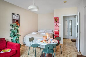 Interior - Vibrant & Central w Netflix, WiFi, 200m tram/bus (Helsinki)