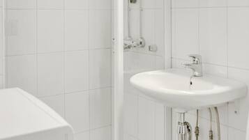 Hårtork, handdukar, tvål och schampo