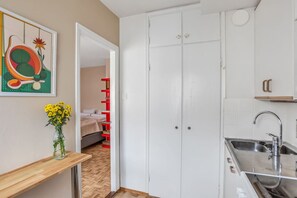 Interior - Vibrant & Central w Netflix, WiFi, 200m tram/bus (Helsinki)