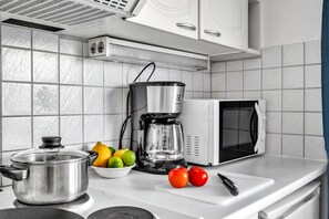 Fridge, microwave, oven, stovetop - Design District w King Bed, Netflix, tram&bus near (Helsinki)