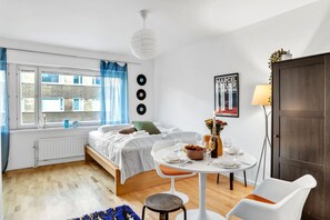 1 bedroom, free WiFi, bed sheets - Design District w King Bed, Netflix, tram&bus near (Helsinki)